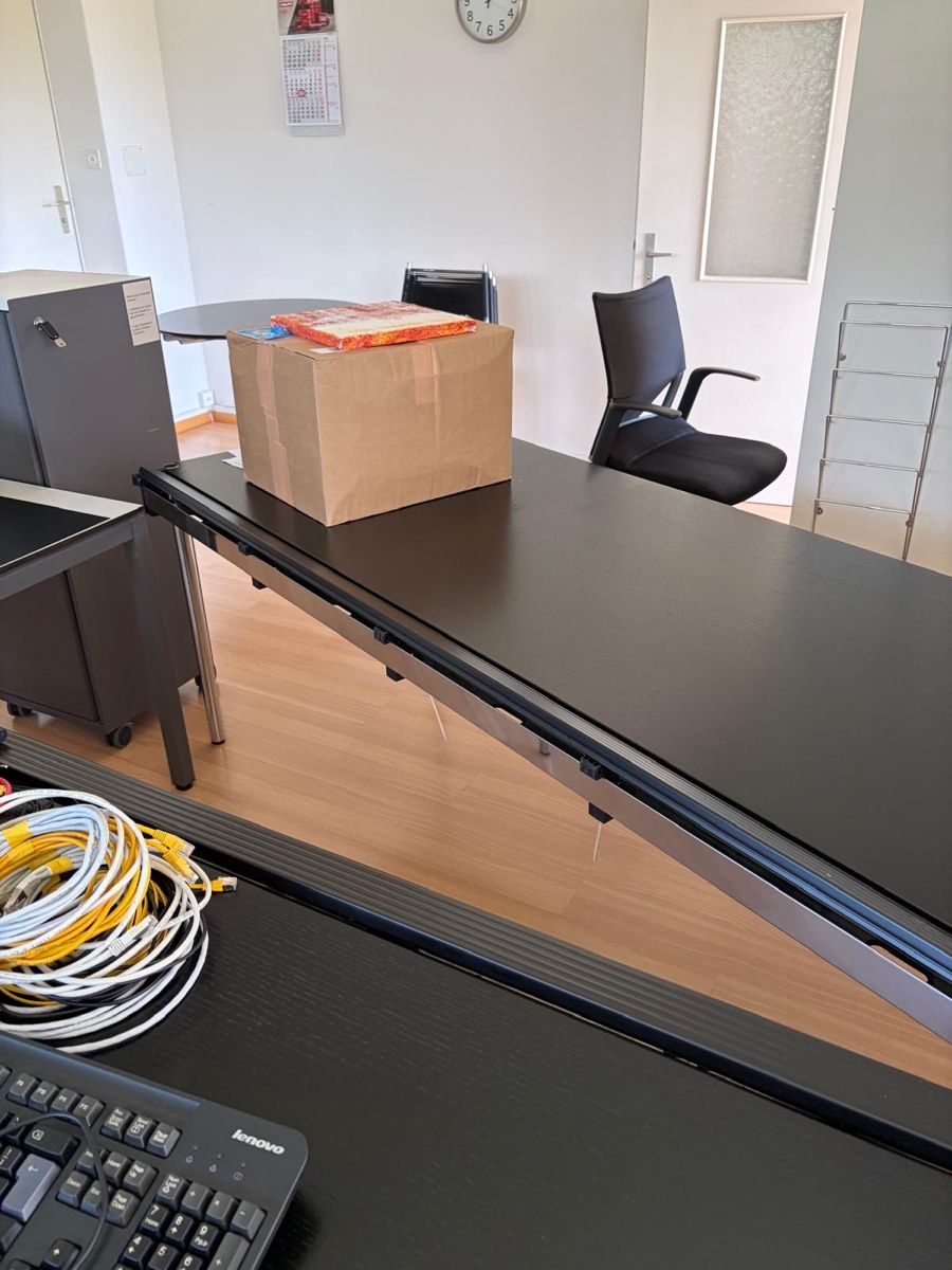 USM Scrivanie: USM Haller Bürotisch 2 Stück – Usato da Marbach SG venduto da Thayka 1