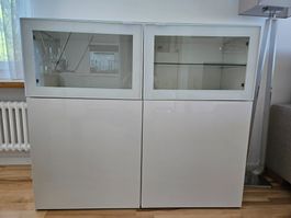 Kommode mit Glastüren