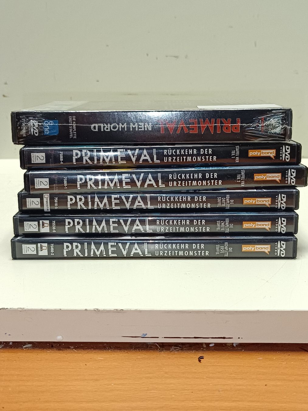 Tutti i DVDs: Primeval New World DVD Box Set 1(em76) – Usato da Künten venduto da Schnaepplihuus 1