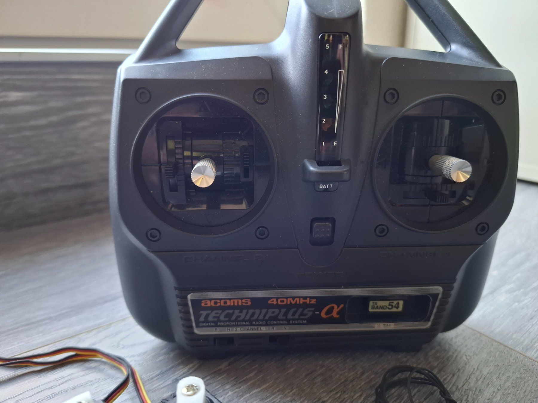 Fernsteuerungen: Acoms Techniplus RC-Set 40 MHz mit Empfänger und 2 Servos – Gebraucht aus Chabrey von fluvius 1