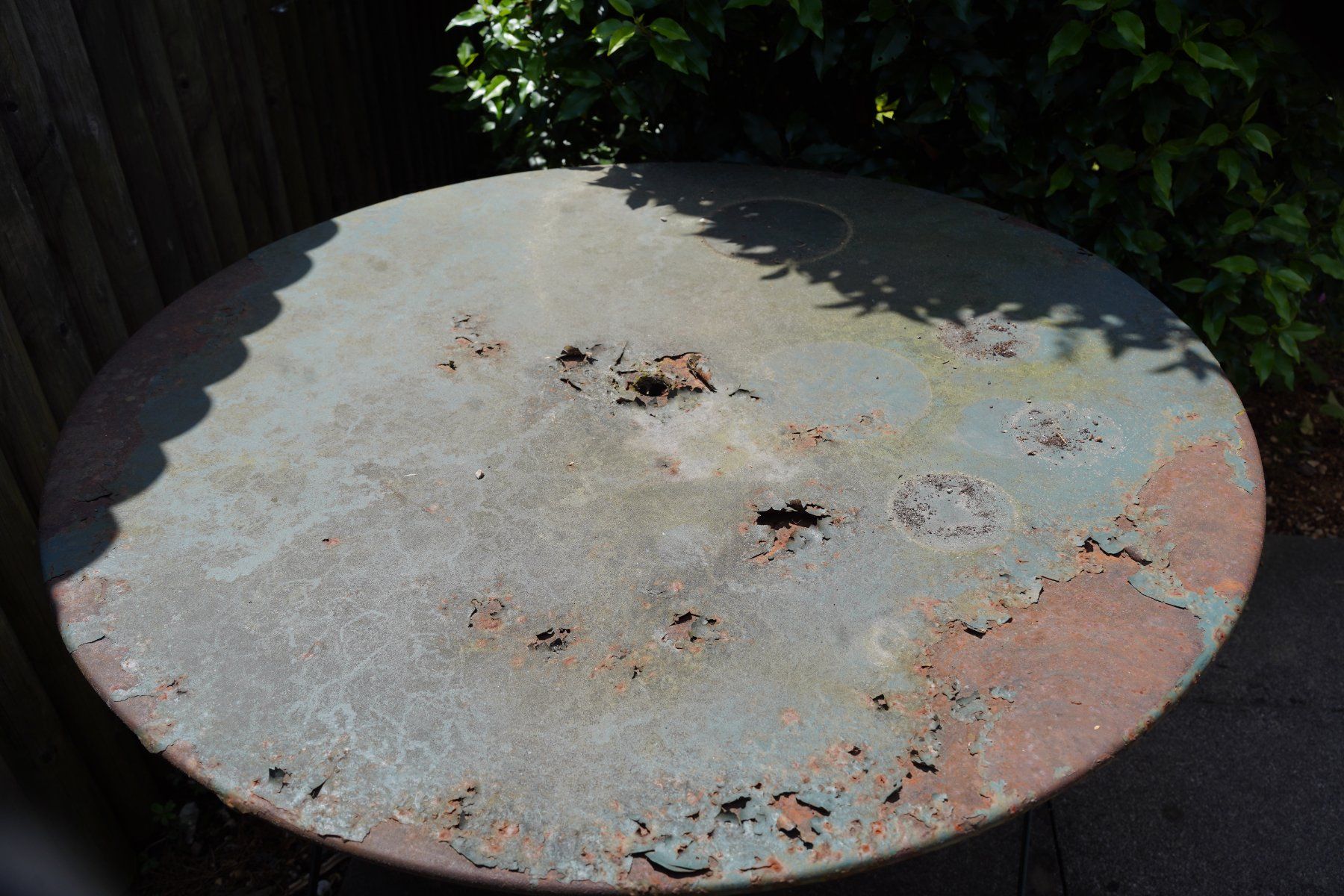 Tische: Metalltisch mit Rostrosen  95 cm Durchmesser – Gebraucht aus Widnau von EsVo66 1