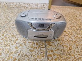 Radio tragbarer CD-Player mit Kassettendeck. FM Radio