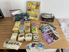 Pokémon Karten Konvolut (2'300+ Stk.) inkl. Alben, Tins & Ul