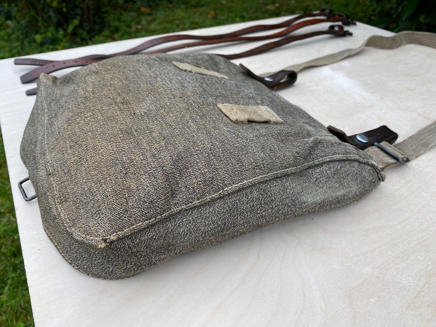 Schweizer Armee Borse: Schweizer Militär Brotsack mit 3 Lederriemen – Usato da Feldbach venduto da Fea1 2
