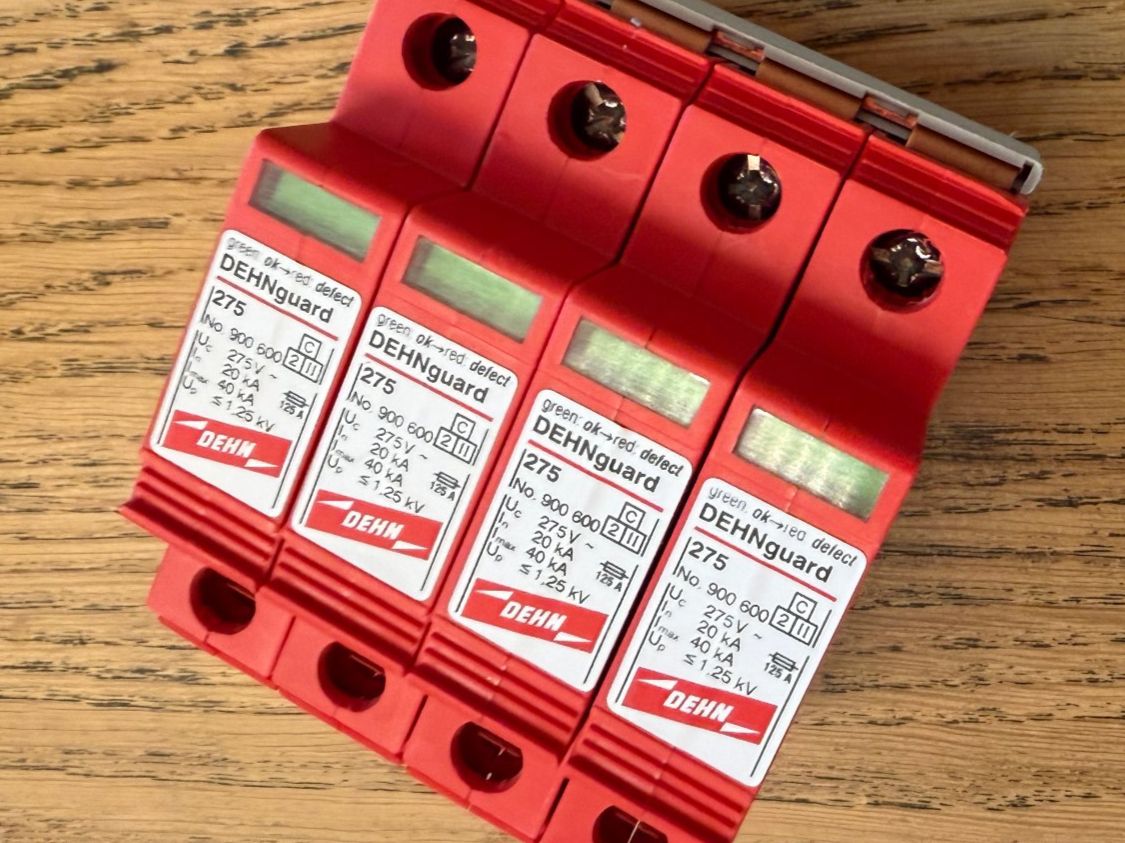Componenti elettronici: Überspannungsableiter / SPD DEHNguard Typ 2, 4-Einzelpole – Usato da Märstetten venduto da Yxxx 2