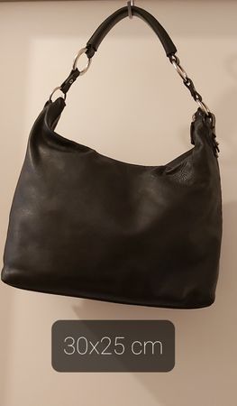 Tasche aus schwarzem Leder.