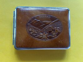 Etui à cigarettes en métal et en cuir, Gstaad