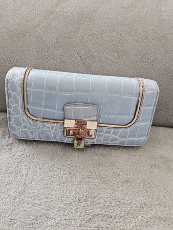 Originale Guess Portemonnaie in hellblau Kroko-Optik!