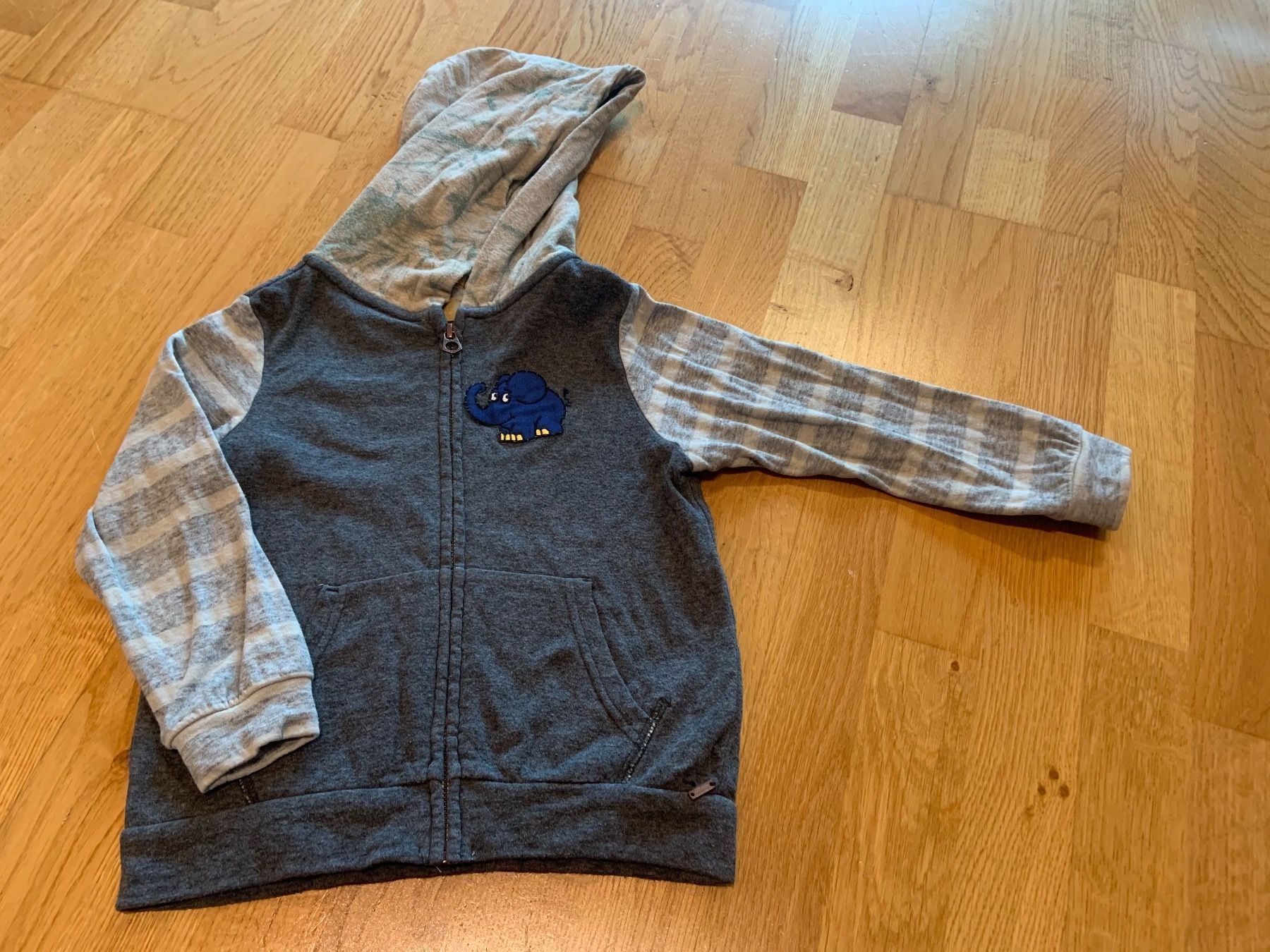 Giacche & Cappotti: Sweatshirt-Jacke Gr. 104 – Usato da Wallisellen venduto da SPKWichtel