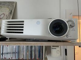 Panasonic PT-AX100E – hochwertiger Heimkino-Projektor