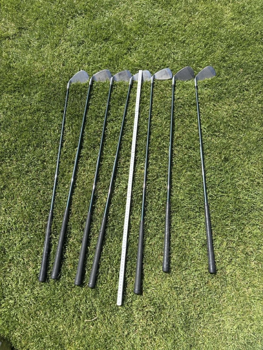 Mazze & Set: PING Golftasche mit Regenschutz und 15 Schläger – Usato da Russikon venduto da Opportunity 5