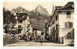 SCHWYZ Bahnhofstrasse und die Mythen - Tram - Bank in Zug