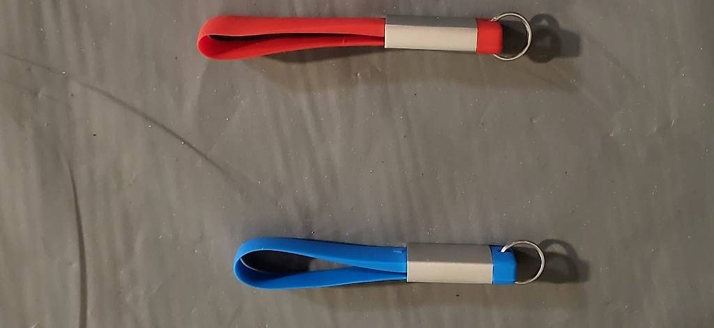 USB Sticks: Roter USB-Schlüsselanhänger – Neuf (Voir description) à Curio par mia_vb5z