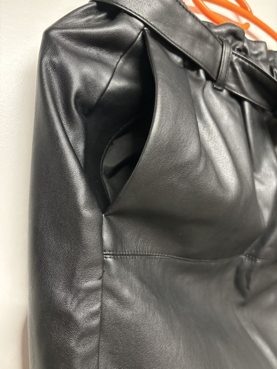 Only Gonne: Schwarzer Kunstlederrock Gr. 38 Paperbag-Stil – Usato da Salenstein venduto da Silly...0 1