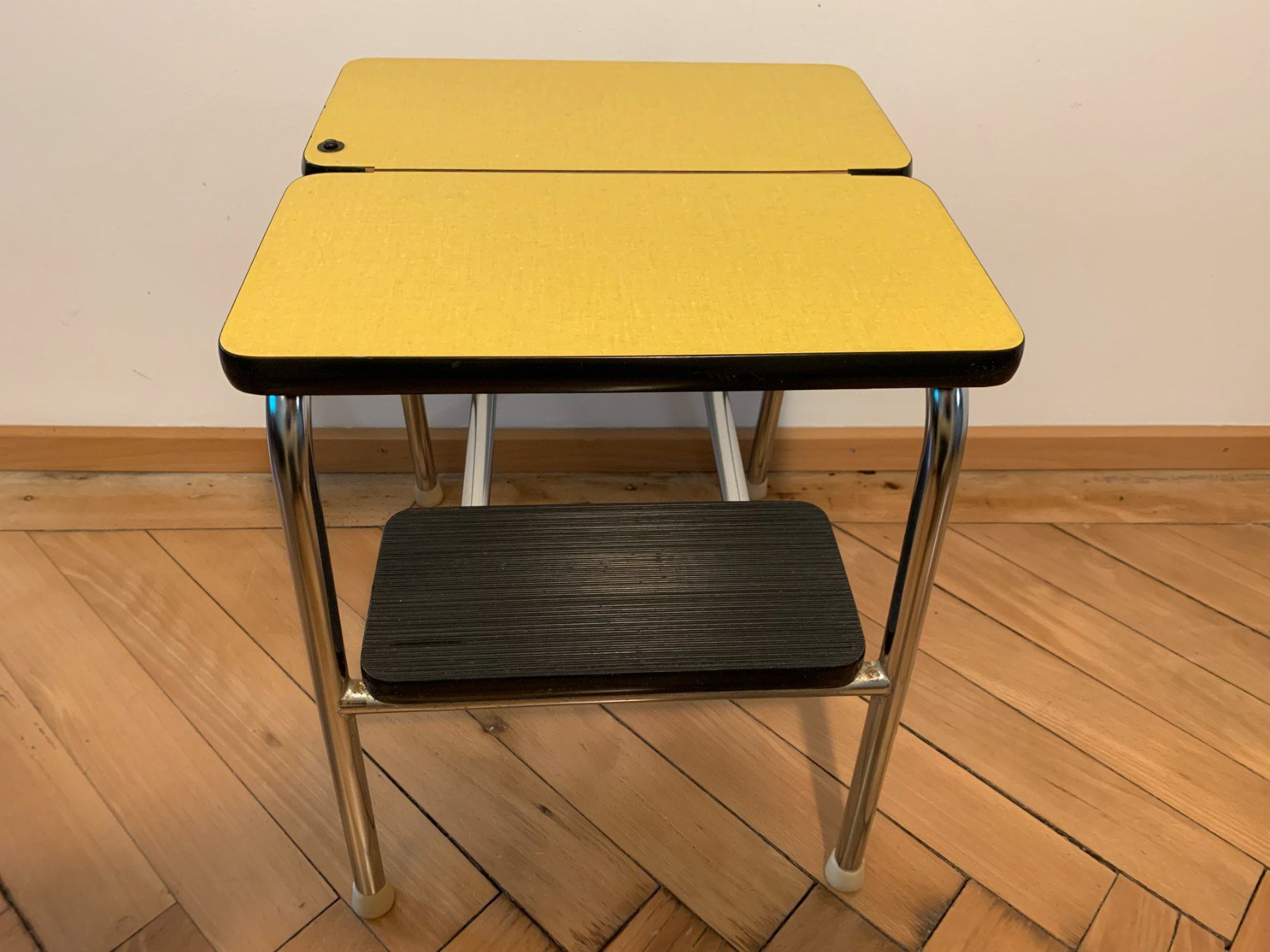 Sgabelli: Vintage Kelco/ Formica 2-Tritt Hocker/ Tabourett – Usato da Bern venduto da sxlmn