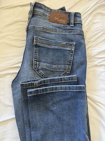 Neue High Waist Jeans Hose mit Etikett