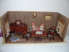 Puppenstube, antik inkl. Puppenmöbel u. Puppenstubenpuppen
