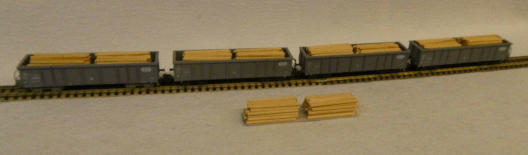 Roco Modellini di ferrovie: 4 stk SBB Hochbordwagen mit Holz – Nuovo (secondo la descrizione) da Rupperswil venduto da Ropi03
