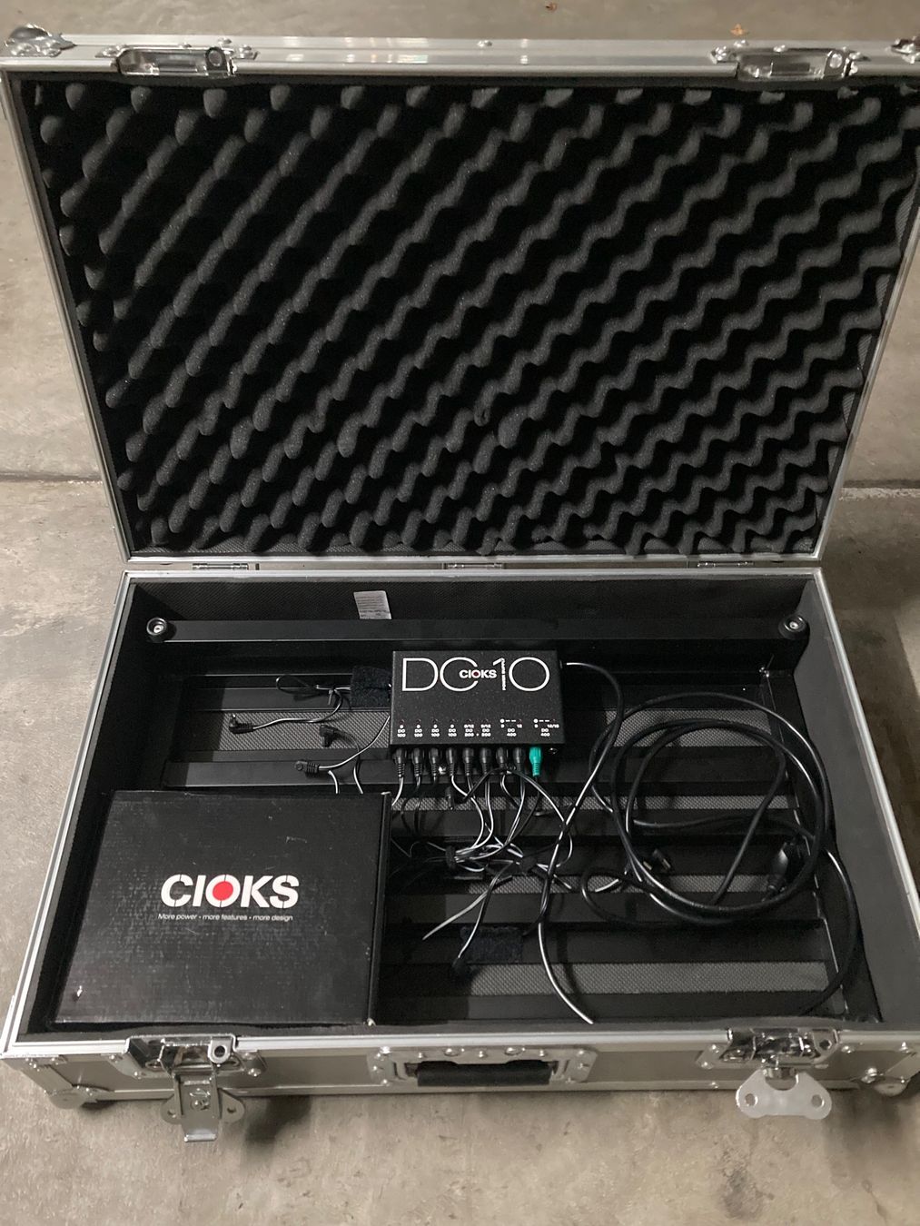 Strumenti musicali: Pedalboard avec flight case et alimentation – Usato da Lausanne venduto da lau_n9jn 2