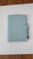 Hellblauer A5 Notizbuch-Organizer mit Stift - Neuwertig