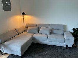 Hellgraues Sofa