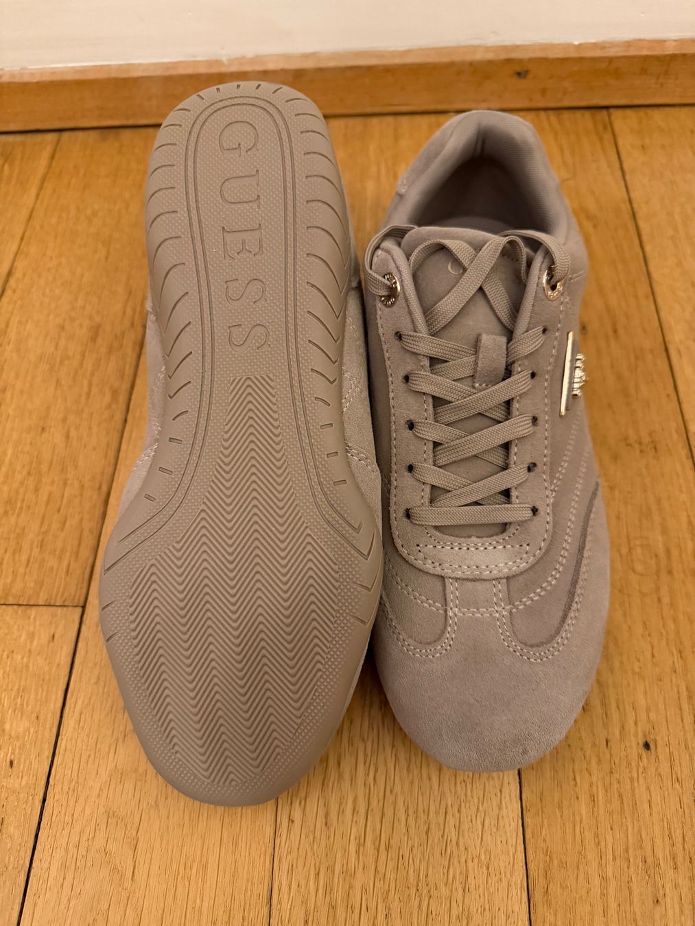 Guess Scarpe da donna: Guess Sneaker beige Veloursleder – Nuovo (secondo la descrizione) da Chur venduto da auroraley 3