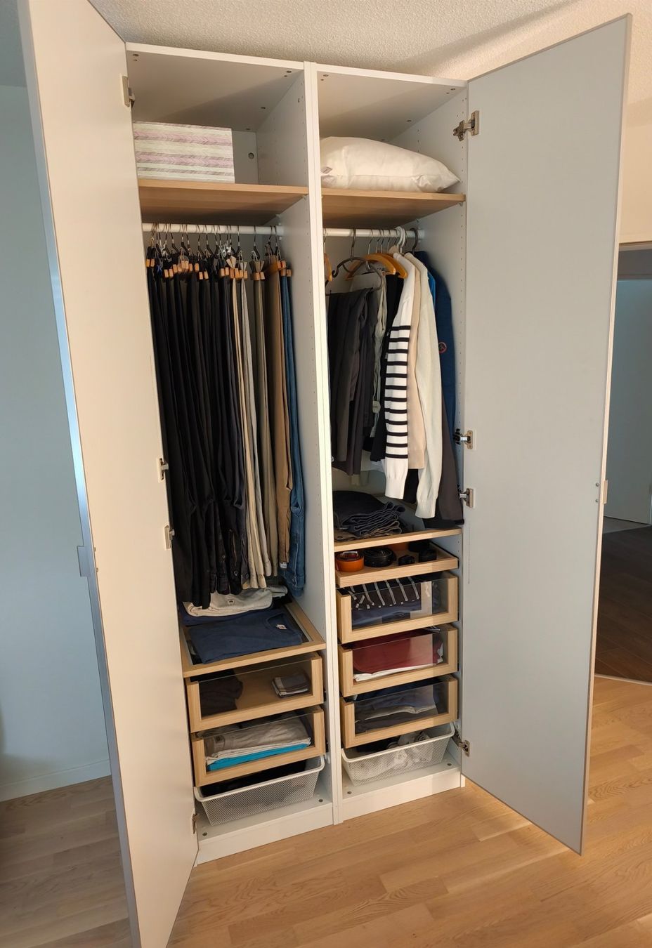 IKEA PAX Schrank 2-türig, neuwertig (Gebraucht) in Seengen für CHF 160 – nur Abholung auf Ricardo kaufen