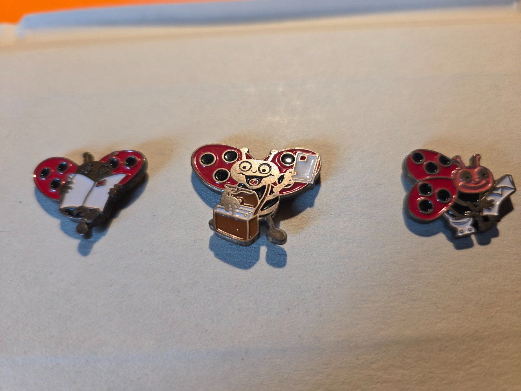 Placchette & Badge: 3  Blickchäfer Lese Pin – Usato da Rütschelen venduto da Urmel16