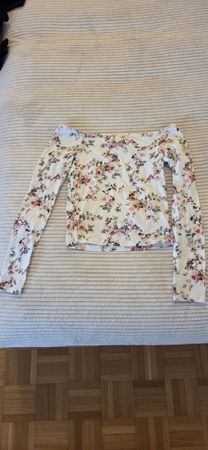 Schickes Off-Shoulder Top mit Blumenmuster & langen Ärmeln