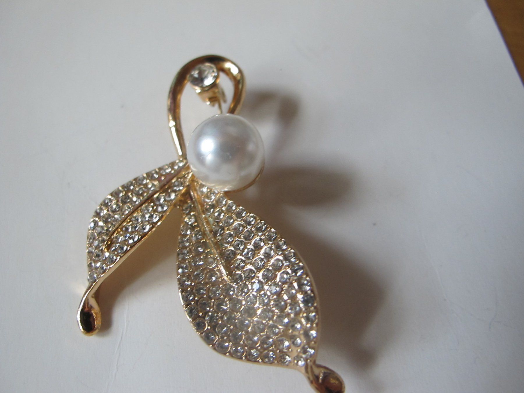 Spille & Fermagli: Elegante Brosche mit Perle und Strass - Blickfang! – Nuovo e nell'imballaggio originale da Löhningen venduto da Chimae67