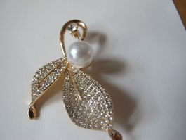 Elegante Brosche mit Perle und Strass - Blickfang!