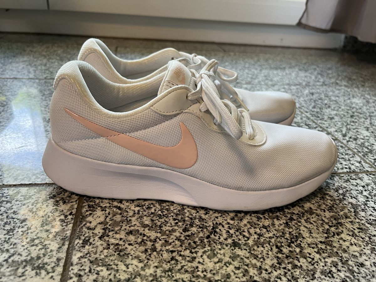 Nike Scarpe da donna: Nike Tanjun Sneakers Weiss – Usato da Densbüren venduto da Powpow 2