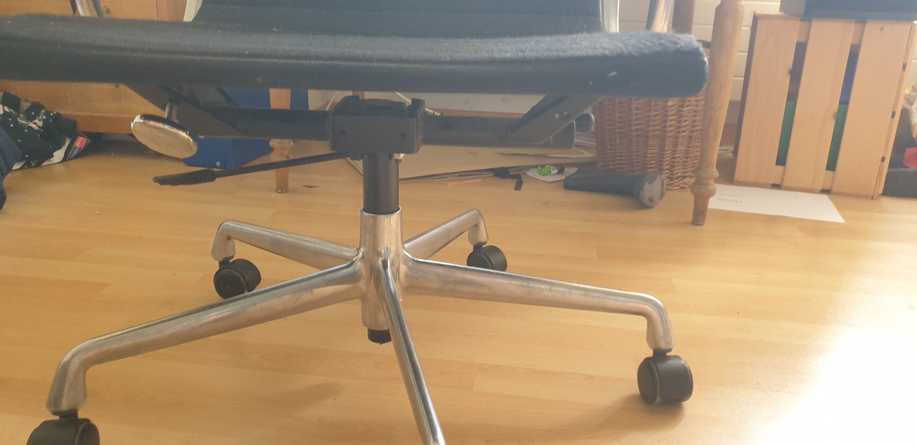 Eames Sedie: Eames Bürostuhl Aluminium Schwarz gebraucht – Usato da Berikon venduto da DEVDE 3