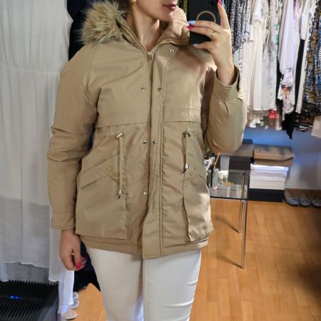 Beige Winterparka mit Kunstfell – warm & elegant (M)