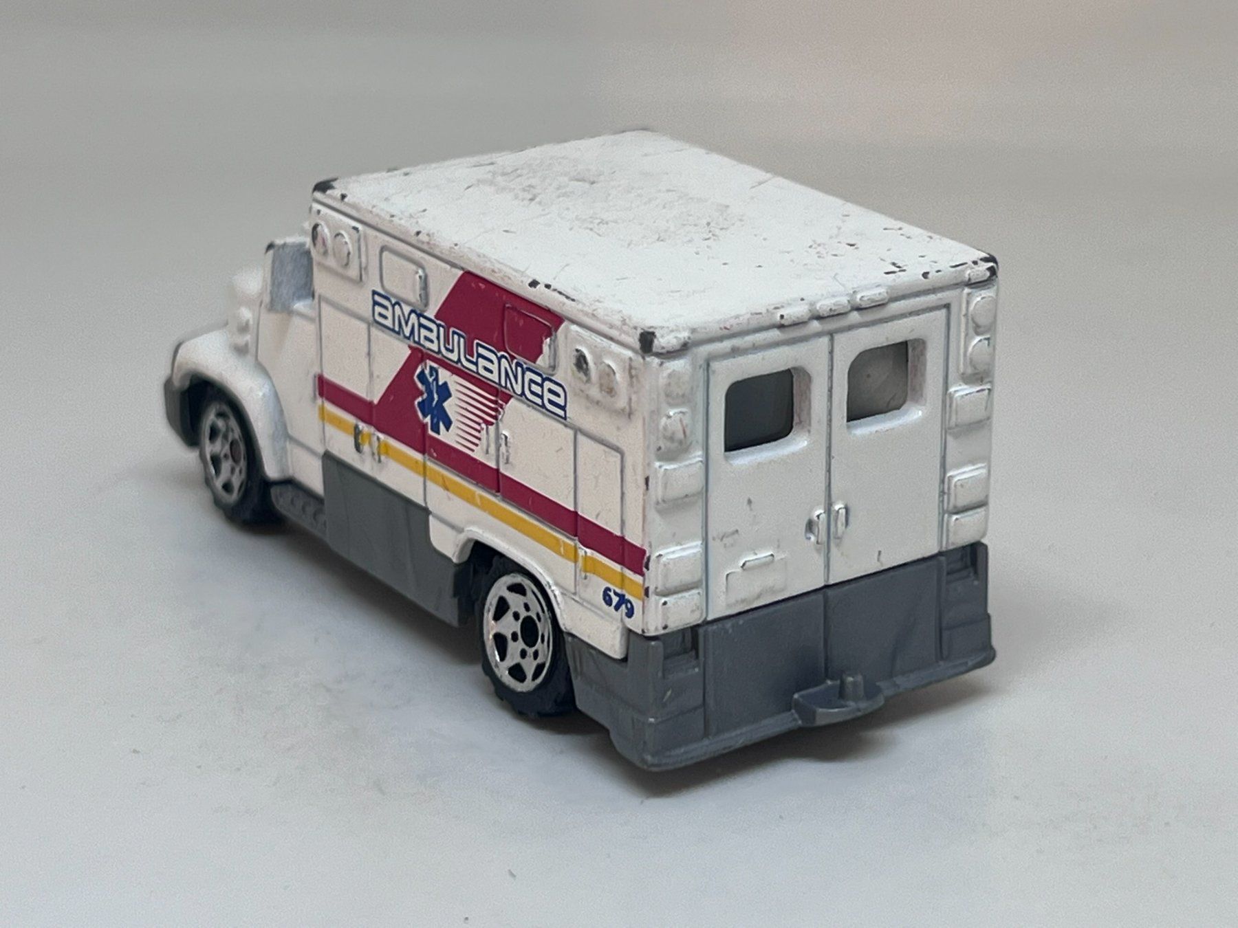 Matchbox Modellini d'auto: Matchbox Ambulance #24 – Usato da Wildegg venduto da LaaBoutique 2