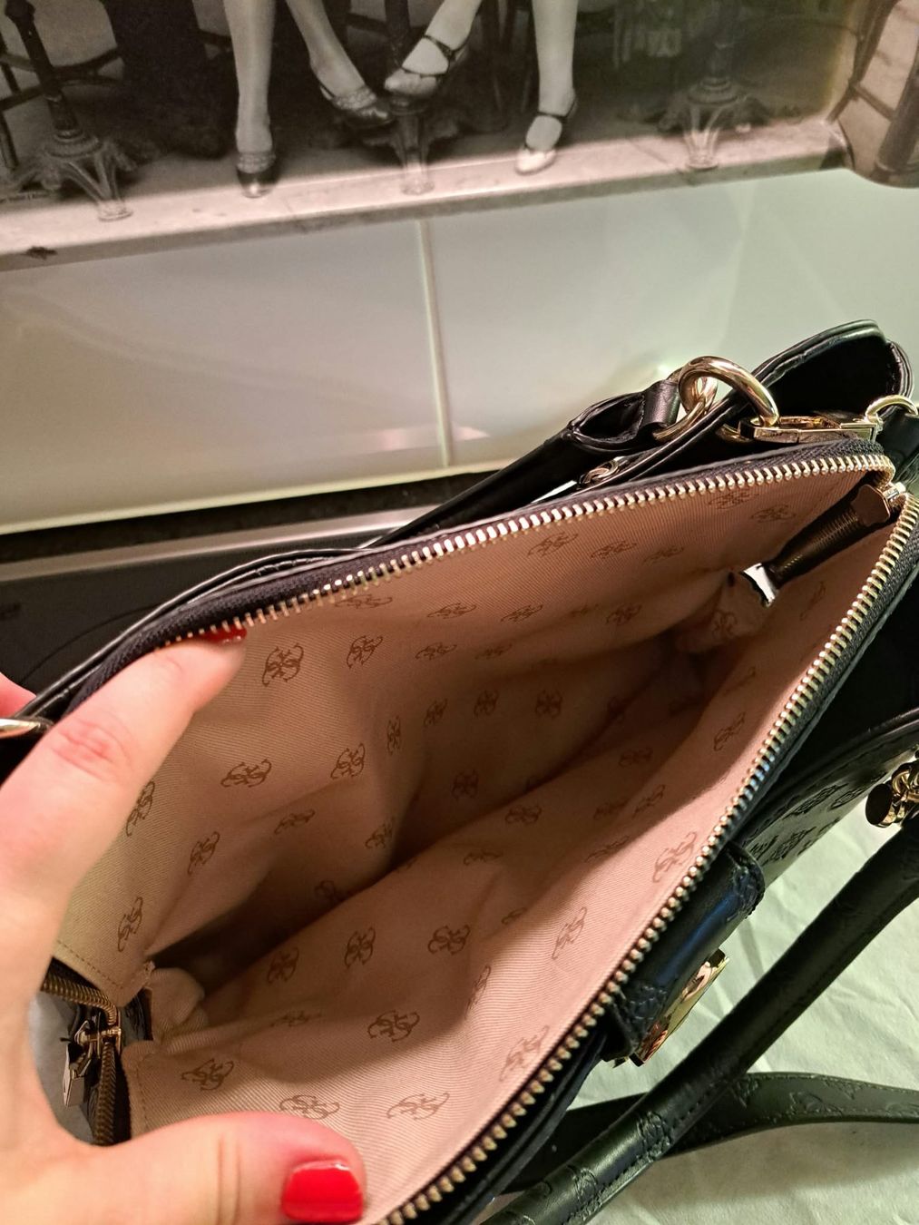 Borse da donna: Guess Handtasche Schwarz/Gold – Usato da Sisseln AG venduto da schenk-figuren 5