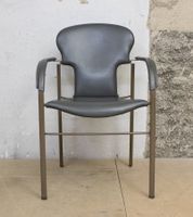 Grauer Lederstuhl im 80er Jahre Design