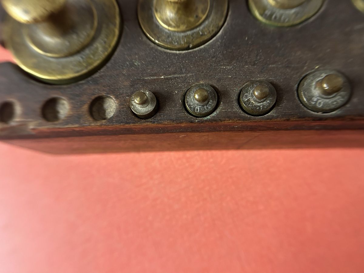 Balances et poids: Gewichtssatz Messing Holzbox gebraucht, 9  Stück. – D'occasion à Lanzenhäusern par vic63 6