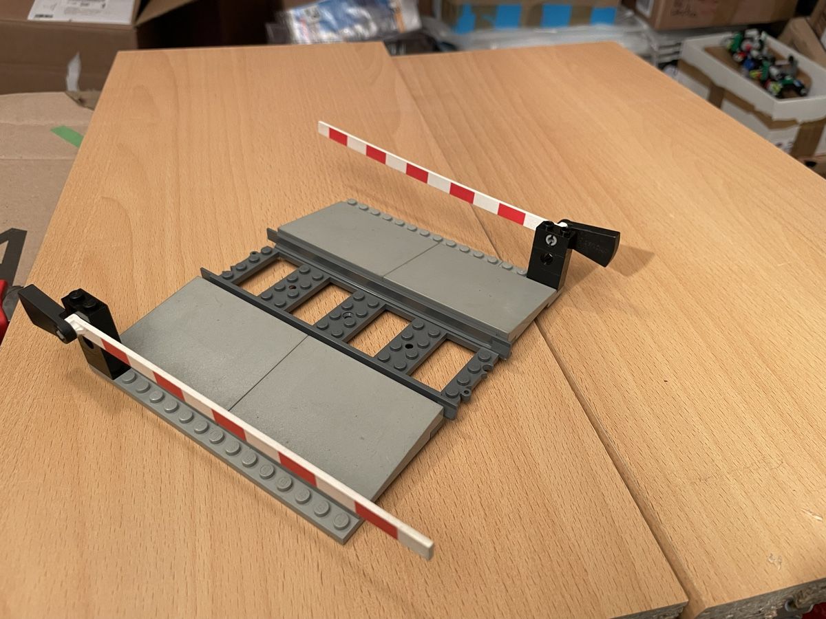Lego Kit di costruzioni: LEGO EISENBAHN BAHNÜBERGANG für 9 oder 12 VOLT – Usato da Airolo venduto da Bagaion99 1