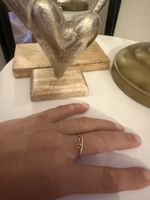 Goldring mit kleinem rotem Stein schlichtes Design gelb