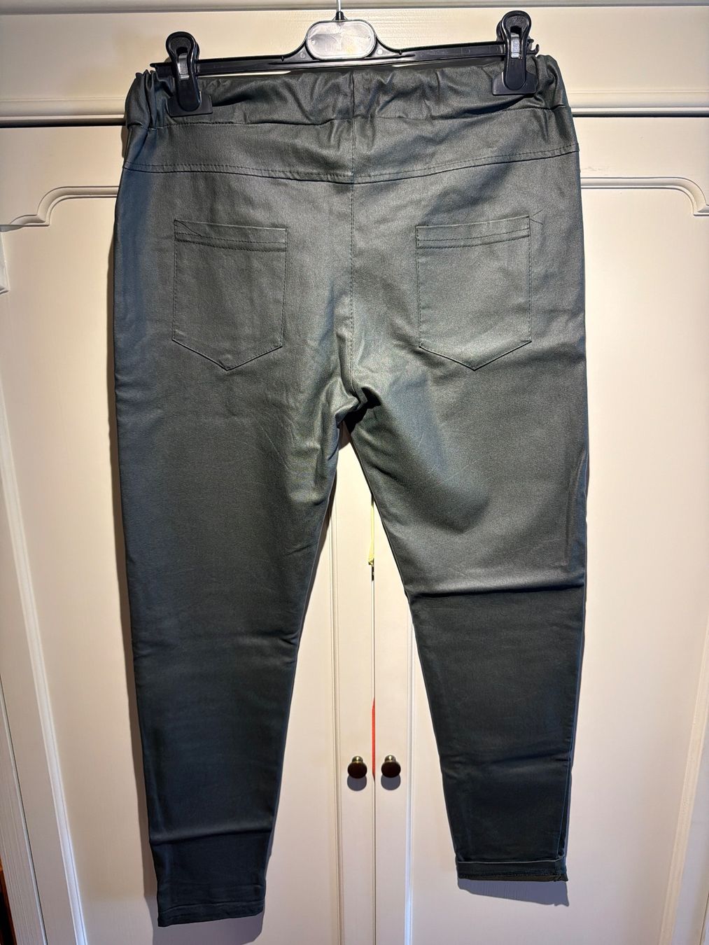 Pantalons: DAMENHOSE LEDEROPTIK-OLIVGRÜN – Neuf avec emballage d'origine à Meienried par ManuelaBoutique 3