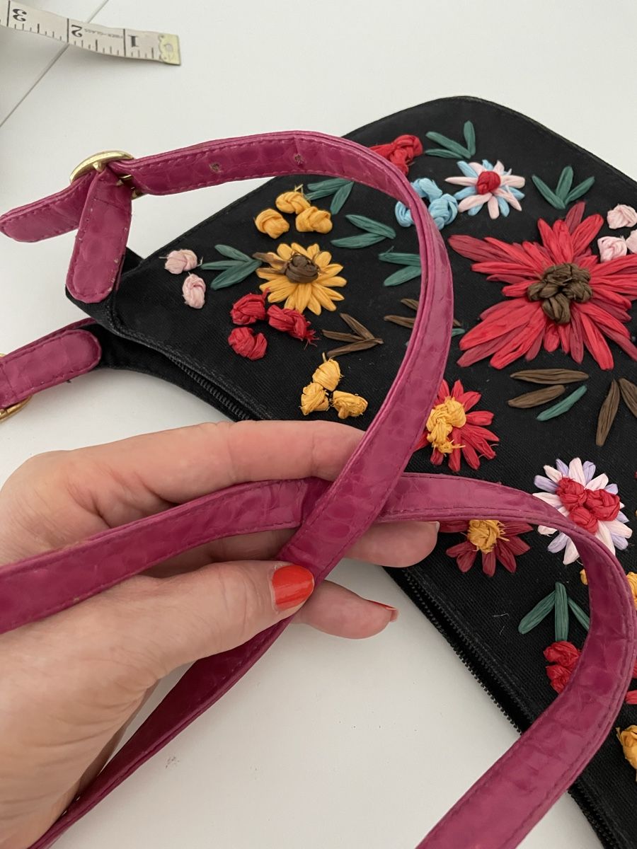 Taschen für Damen: Schwarze Handtasche mit Blumenstickerei – Defekt aus Winterthur von tat_ky5h 6
