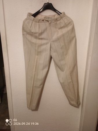 Hose mit Streifen