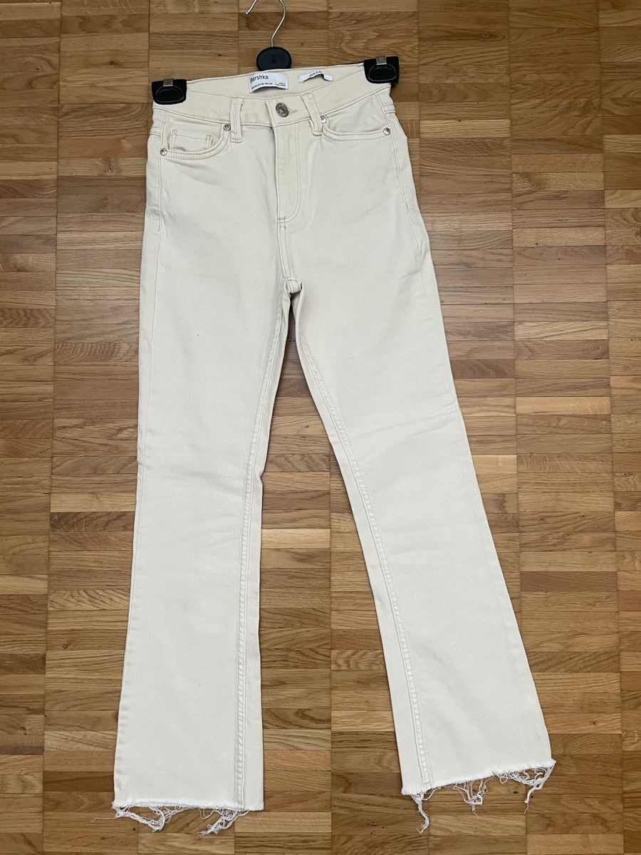 Bershka Jeans: Jean évasé crème, taille haute – Neu (gemäss Beschreibung) aus Pont-de-la-Morge (Sion) von hel_bh28
