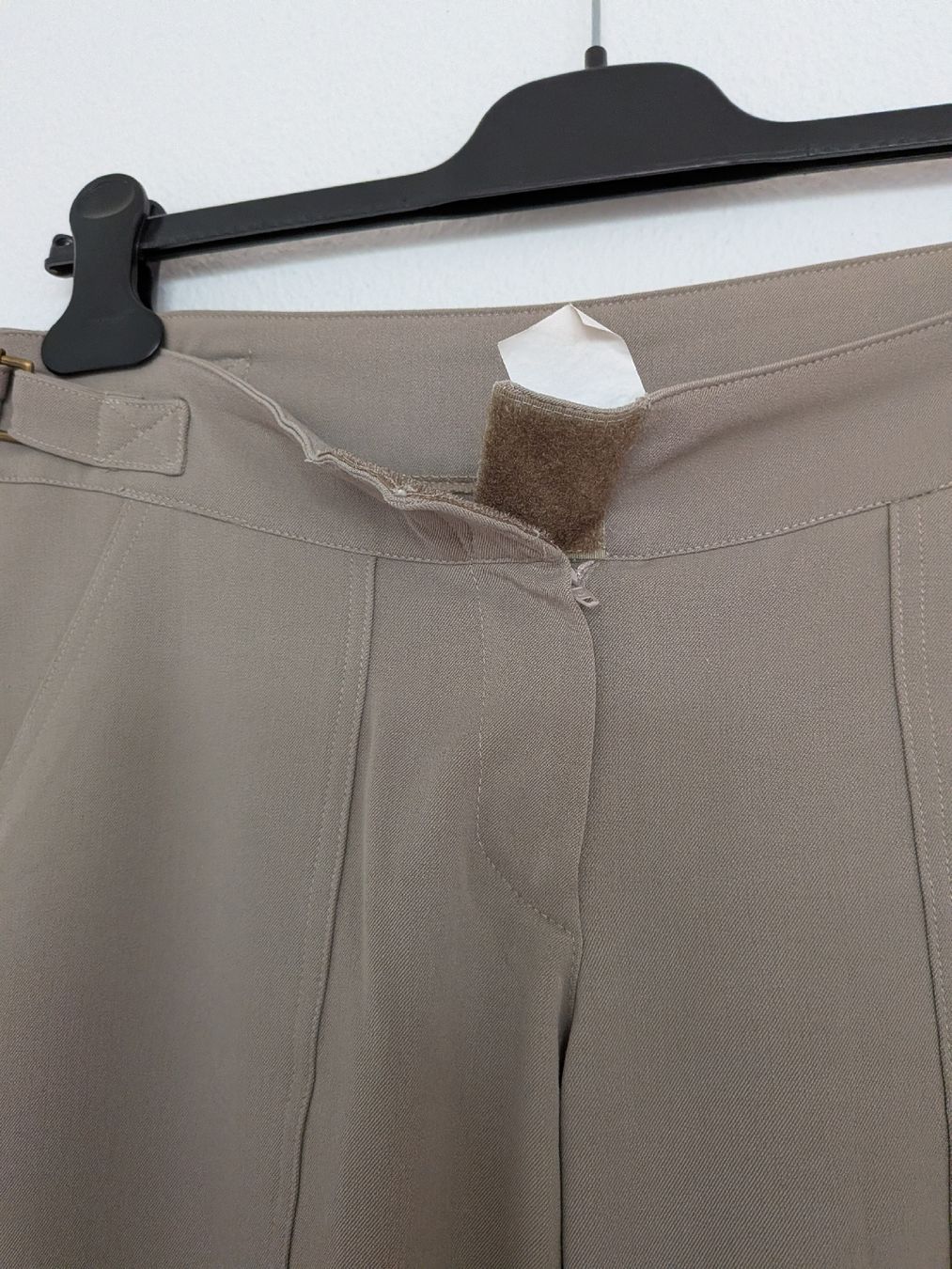 Yes Or No Pantaloni: Beige Hose mit Schnallen Gr 38 – Usato da Basel venduto da JJ.Elena 4