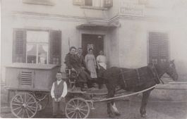 Alte Pferdegespann vor Handlung, Mehl & Futterwaren. WO?
