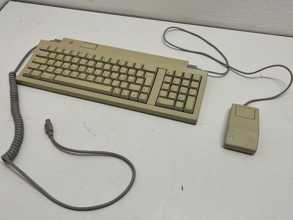 Apple Keyboard II und Apple Desktop Bus Mouse Kaufen auf Ricardo