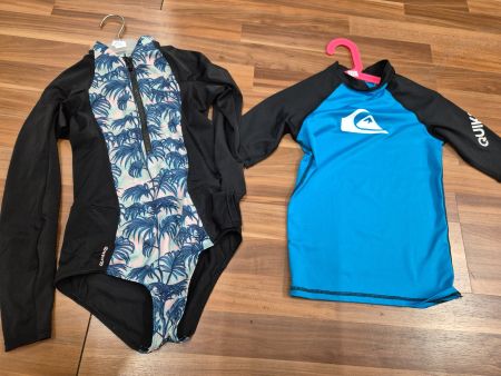 Badeanzug Olaian und Shirt Quicksilver B