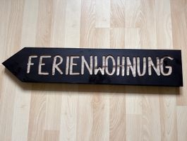 Braunes Ferienwohnung Schild - Pfeilform, handgefertigt 🏠