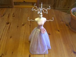 wunderschöner Schmuckständer, Puppe i.Ballkleid Vintage Stil